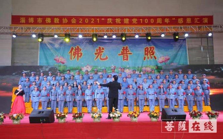 救援矮小的女孩