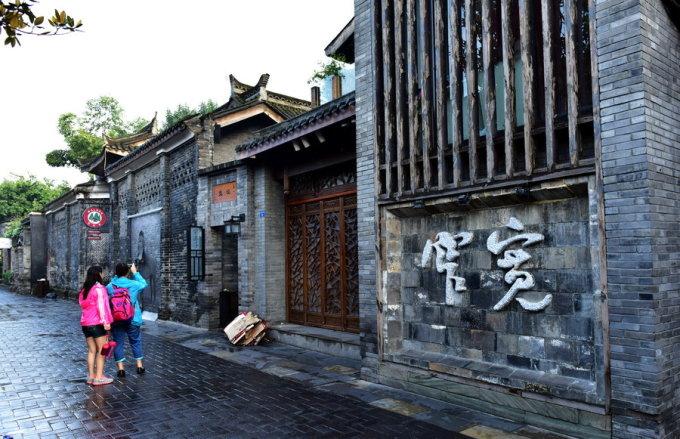 古墓发现数百年不灭的“长明灯”，“人鱼膏”的传说竟是真的？